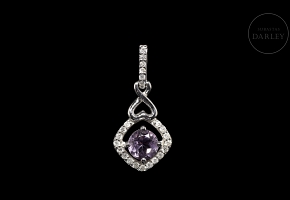 Colgante de oro blanco de 18K con amatista y diamantes