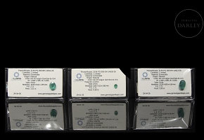 Conjunto de tres esmeraldas naturales