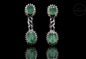 Pareja de pendientes con diamantes y esmeraldas, en oro blanco 18k