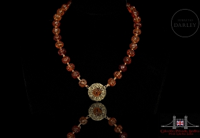 Collar de cuentas talladas en ámbar 