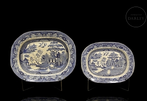 两只蓝色柳树纹“石质瓷器”托盘，19世纪