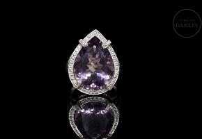 Anillo en oro blanco de 18K con una amatista y diamantes