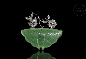 Broche en oro blanco de 18k con jade y diamantes