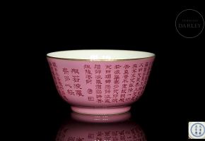 Taza de porcelana con esmalte rosa
