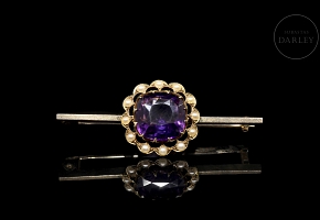 Broche de oro amarillo de 15 kt con amatista y perlas
