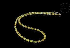 Collar con cuentas de ópalo amarillo