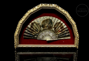Abanico pericón de hueso con abaniquera, 
