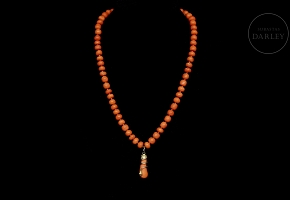 Yellow gold and coral necklace