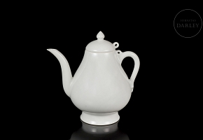 Porcelain teapot with white glaze, Qing dynasty