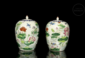 Pair of lidded jars 