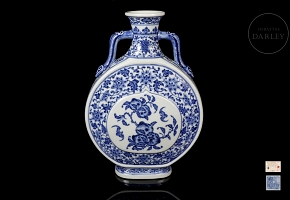 Blue and white porcelain ‘Bianhu’ vase, with Qianglong mark