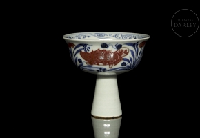 Glazed porcelain cup ‘Fish among seaweed’, Ming style
