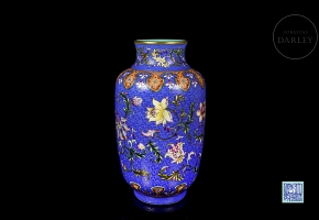 Porcelain vase with Yangcai enamel “Flowers,” with Qianlong seal