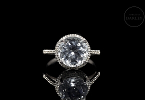 Anillo en oro blanco de 18 kt con aguamarina y diamantes