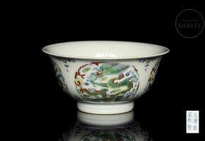 Glazed porcelain bowl ‘Dragons among clouds’, with Yongzheng seal