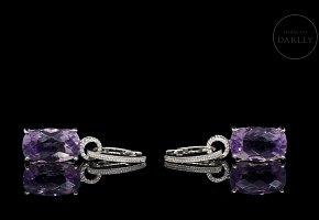 Pendientes con amatistas y diamantes en oro blanco de 18k