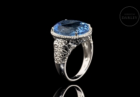 Anillo con topacio y diamantes en oro blanco de 18 kt