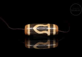 Ochre agate Dzi bead, Tang dynasty