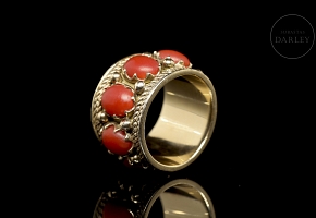 Anillo de oro amarillo con corales