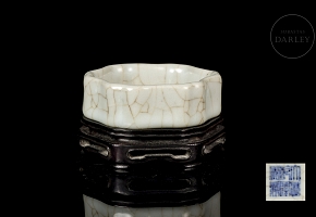 Hexagonal vessel with Geyao glaze, with Qianlong mark