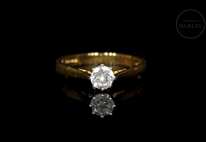 Antiguo anillo solitario de oro amarillo con diamante