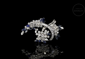 Broche con zafiros y diamantes en oro blanco de 18 kt