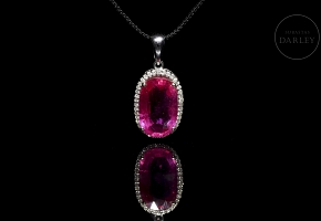 Colgante en oro blanco de 18k con rubí y diamantes