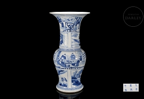 Jarrón azul y blanco en forma de ventana con patrones de figuras.  dinastía Qing