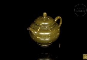 Ceramic teapot with tea glaze, bearing the Qianlong seal