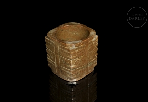 Cong de jade tallado