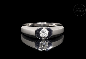 Solitario de oro blanco de 18K con diamante