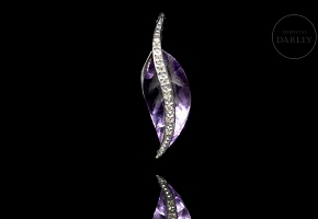Pendant “Leaf” in 18k white gold with amethyst and diamonds