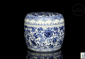 Blue and white porcelain box ‘Lotus and ruyis’, with mark