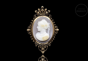 Broche de oro amarillo de 14 k con camafeo