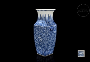Blue and white porcelain fangpin vase, ‘Flowers’, Qing dynasty