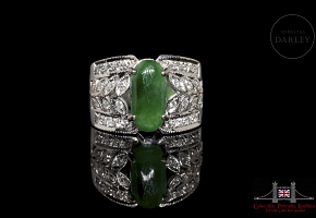 Anillo oro blanco de 18k con jadeíta central y brillantes