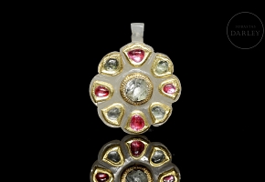 Colgante floral de jade blanco con oro amarillo rubis y peridoto, India, s.XIX