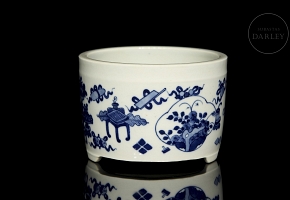 White and blue porcelain brush holder ‘Bogu hua’, with Kangxi seal
