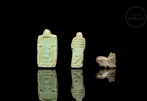 Tres pequeñas figuras talladas, estilo Egipcio