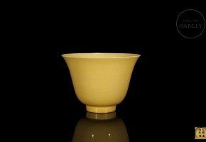 Cuenco de porcelana con esmalte amarillo, dinastía Ming
