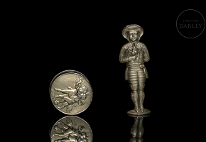 两只浮雕银质药盒，20世纪