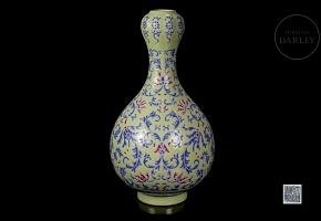 Porcelain vase famille rose ‘Roleos’, with Qianlong mark