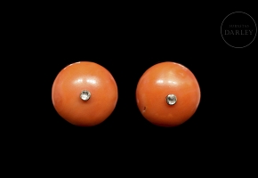 Pendientes de oro amarillo con coral y diamantes