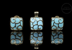 Conjunto pendientes y colgante, en oro amarillo de 18 kt y turquesa