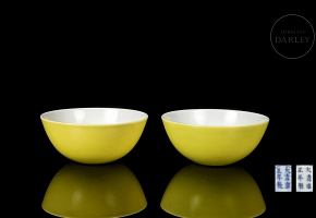 Pair of cups with lemon yellow enamel, marked Yongzheng
