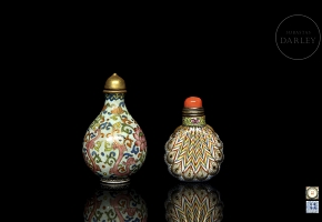 Dos botellas de rapé de porcelana esmaltada, con sello Qianlong