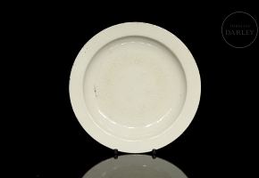 White glazed ceramic plate, Qing dynasty