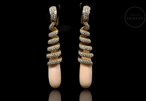 Pendientes largos de oro amarillo de 18K con diamantes y coral rosa