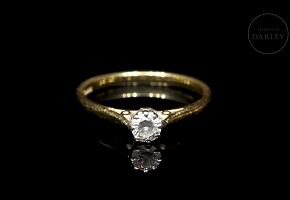Solitario de oro amarillo de 18K y diamante