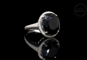 Anillo con zafiro y diamantes en oro blanco de 18k